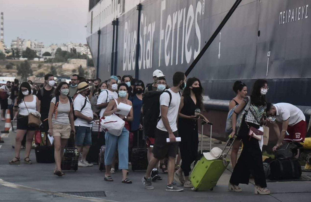 Ελεγχοι Covid-19 σε Ραφήνα και Πειραιά για όσους επιστρέφουν από διακοπές στα νησιά