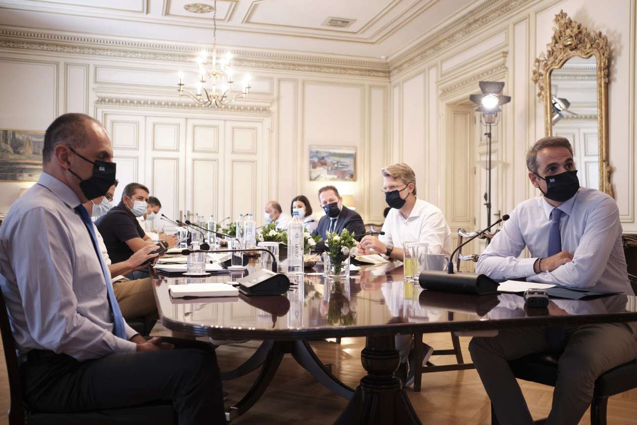 Επί τάπητος νέα οριζόντια μέτρα; Σύσκεψη Μητσοτάκη με λοιμωξιολόγους και Χαρδαλιά