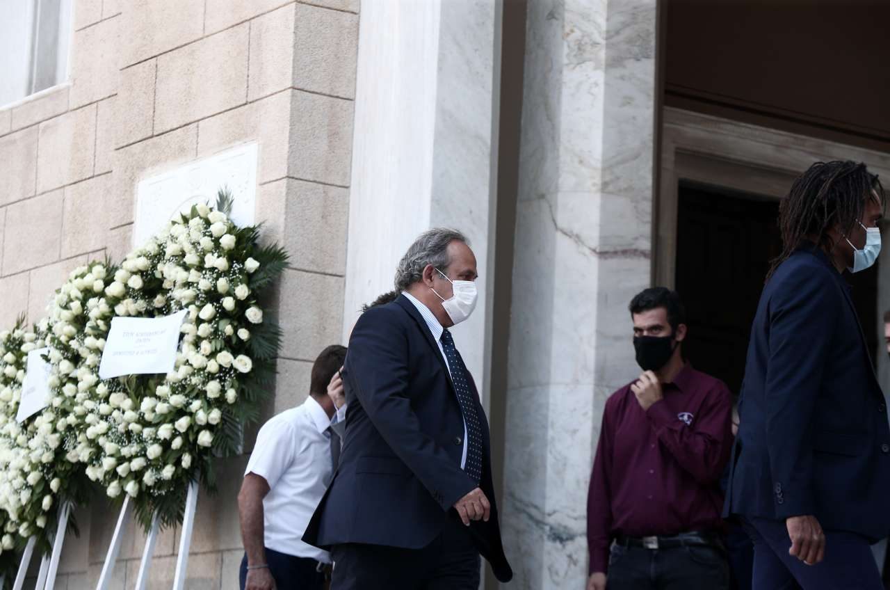 Ο Μισέλ Πλατινί και σύσσωμος ο Ολυμπιακός στο τελευταίο «αντίο» στον Σάββα Θεοδωρίδη