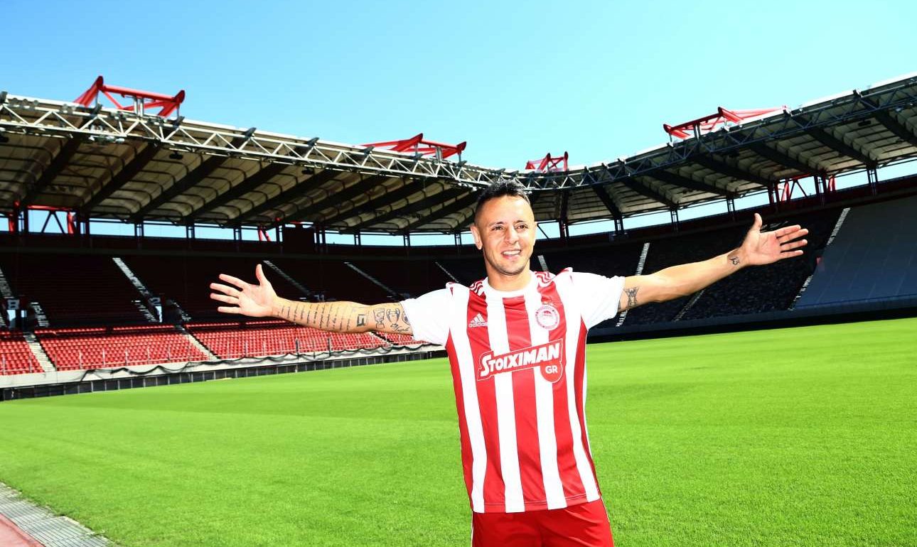 Ραφίνια: ο παίκτης που… μιλάει με τα τρόπαιά του