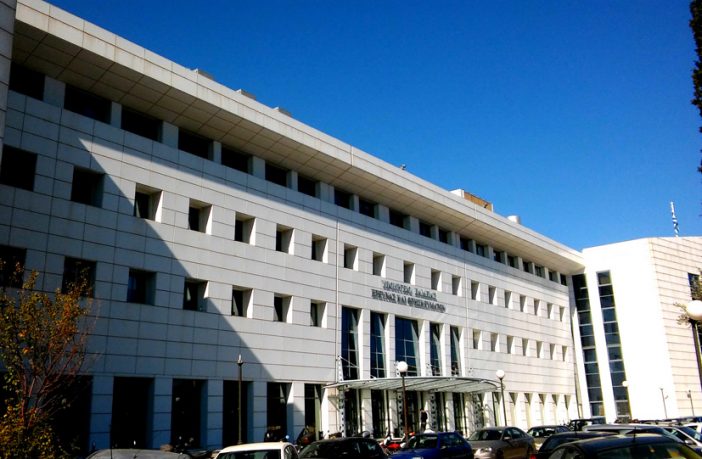 Σε πέντε fake news απαντά το υπουργείο Παιδείας