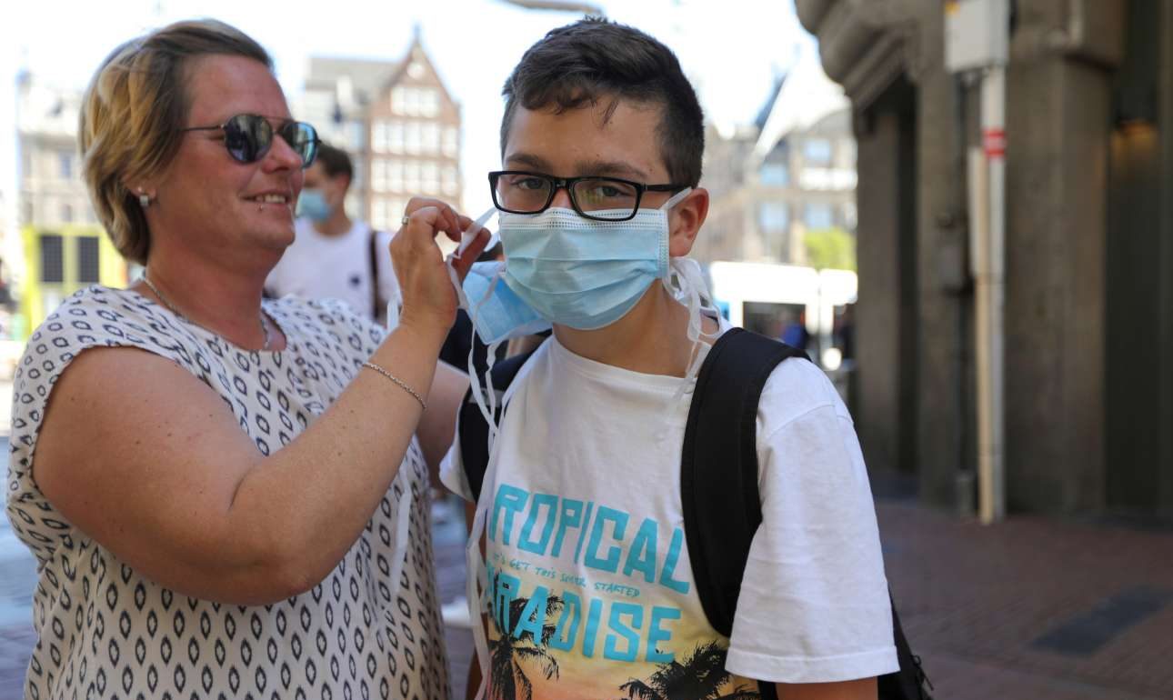 Ολλανδία: Κλείνουν μπαρ και εστιατόρια από τις 10 μ.μ. λόγω κορονοϊού, ευρεία χρήση μάσκας