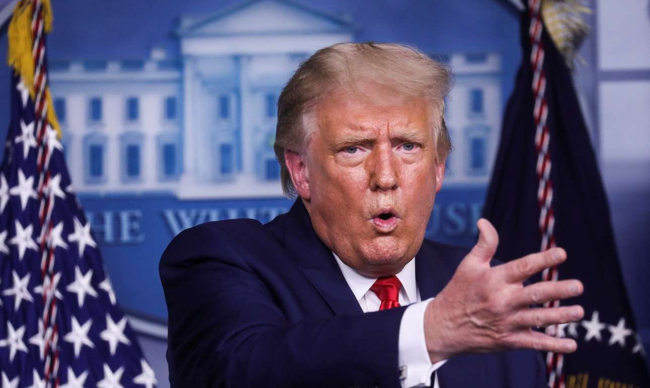 Ο Τραμπ έταξε 100 εκατ. δόσεις εμβολίου φέτος – «Αδειασε» τον ειδικό που το διέψευδε