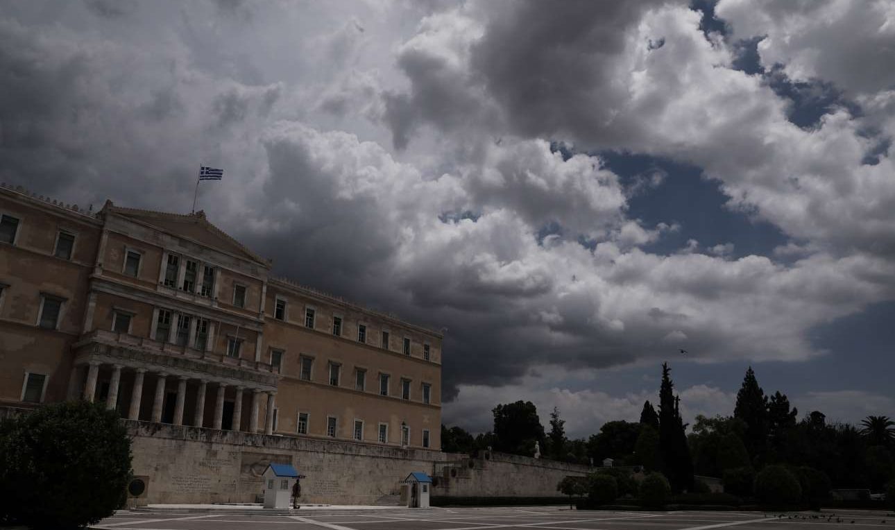 Πίσω από τους καθαρούς ορίζοντες, λουφάζουν καταιγίδες