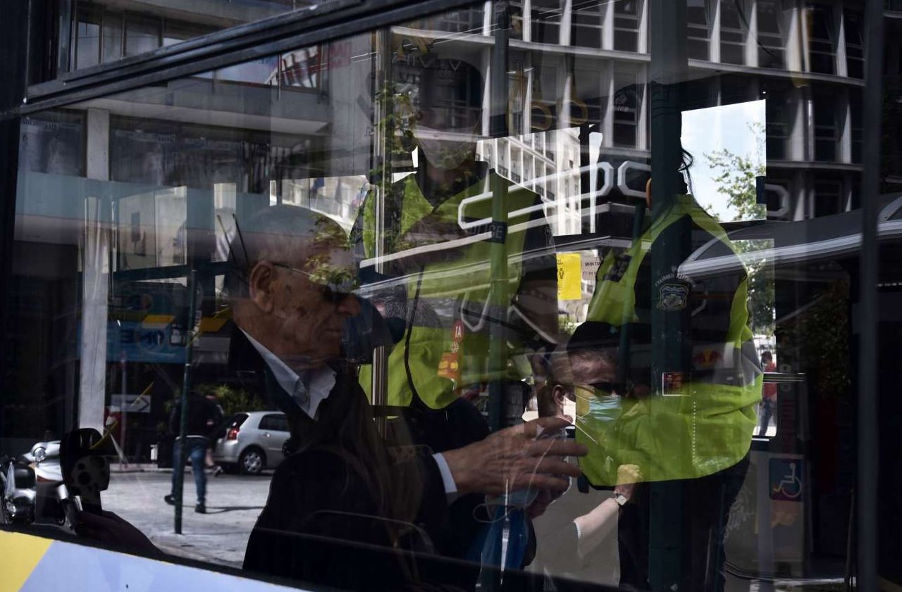 Πληθαίνουν τα επεισόδια στα λεωφορεία από τους αρνητές μάσκας – Πρώτη ημέρα για το αυτόφωρο