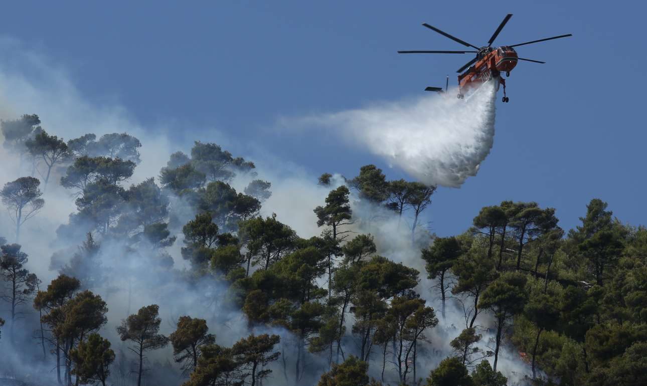 Πυρκαγιά στα Καλύβια, εκκενώθηκαν οικισμός και οικοτροφείο – Μέτωπο και στη Νέα Μάκρη