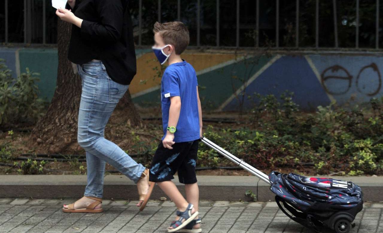 Το φιάσκο με τις μάσκες στα σχολεία – τι λένε από το υπ. Υγείας για τις λάθος διαστάσεις