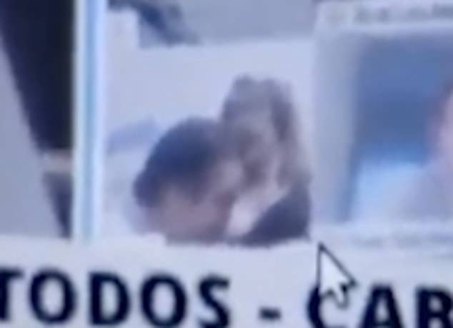 Τα πάθη του… Zoom: Βουλευτής φιλάει τα στήθη της ερωμένης του σε κοινοβουλευτική συνεδρίαση [video]