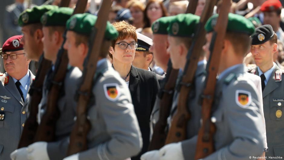 Στον γερμανικό στρατό σκέφτονται «θηλυκούς» βαθμούς – Αλλά οι ίδιες οι γυναίκες αντιδρούν