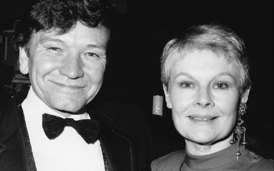 Τζούντι Ντεντς: «Οταν ανοίγει η πόρτα σκέφτομαι ότι γύρισε…»