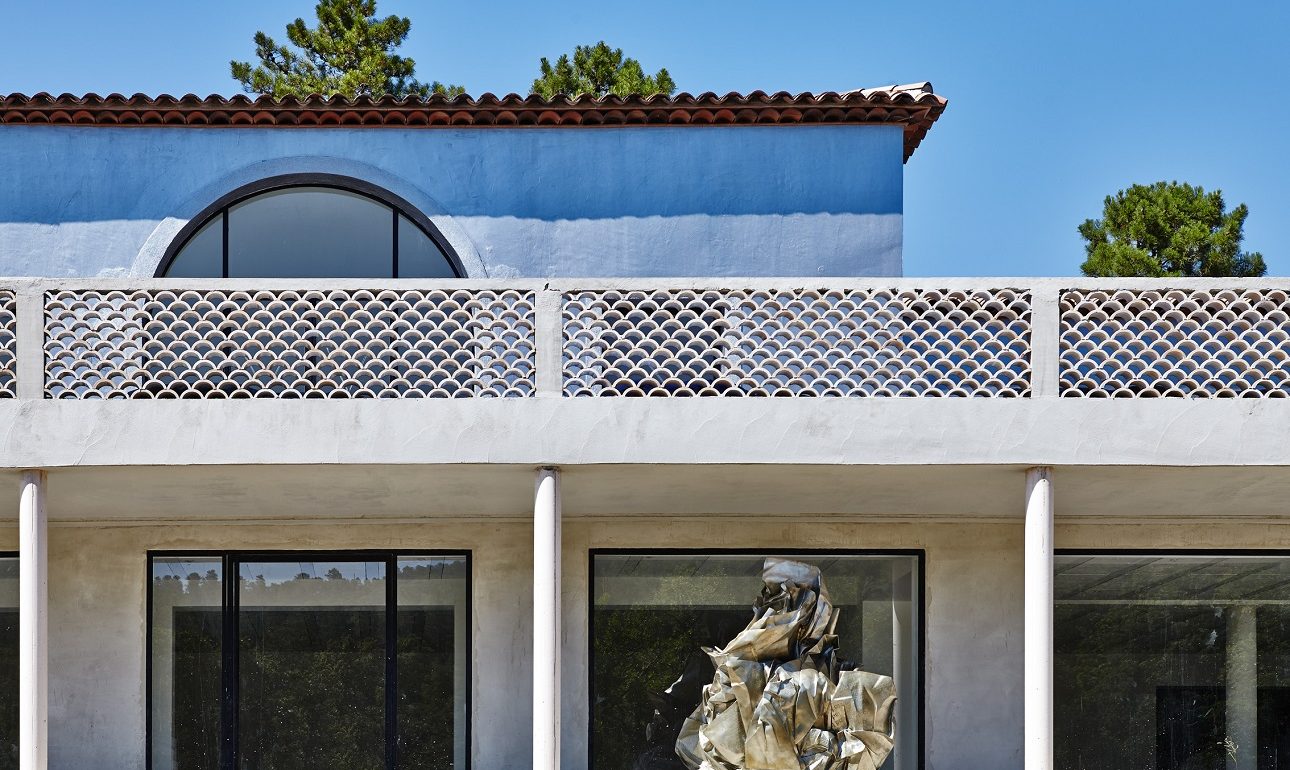 Οι Μιτεράν υποδέχονται συλλέκτες τέχνης στο σπίτι τους στην Προβηγκία