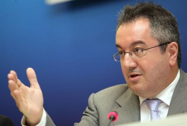 Μόσιαλος προς πολιτικούς: Οφείλετε τα τηρείτε τα μέτρα, όπως ζητείται από τους πολίτες