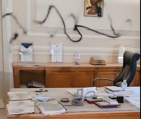 Επίθεση βανδάλων στον πρύτανη του Οικονομικού Πανεπιστημίου – Τον άρπαξαν από τον λαιμό!