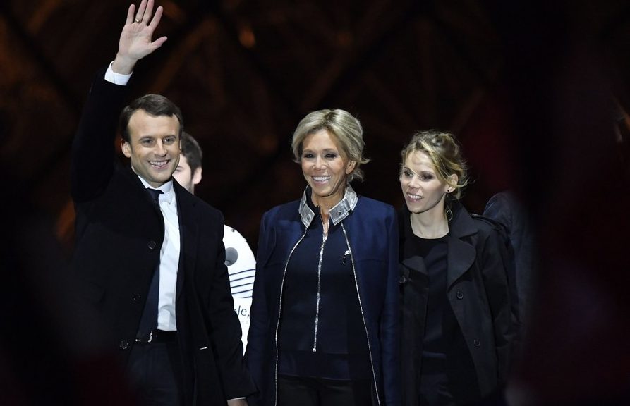 Παρίσι: Πονοκέφαλο προκαλούν στον Μακρόν οι πολιτικές φιλοδοξίες της κόρης της Μπριζίτ
