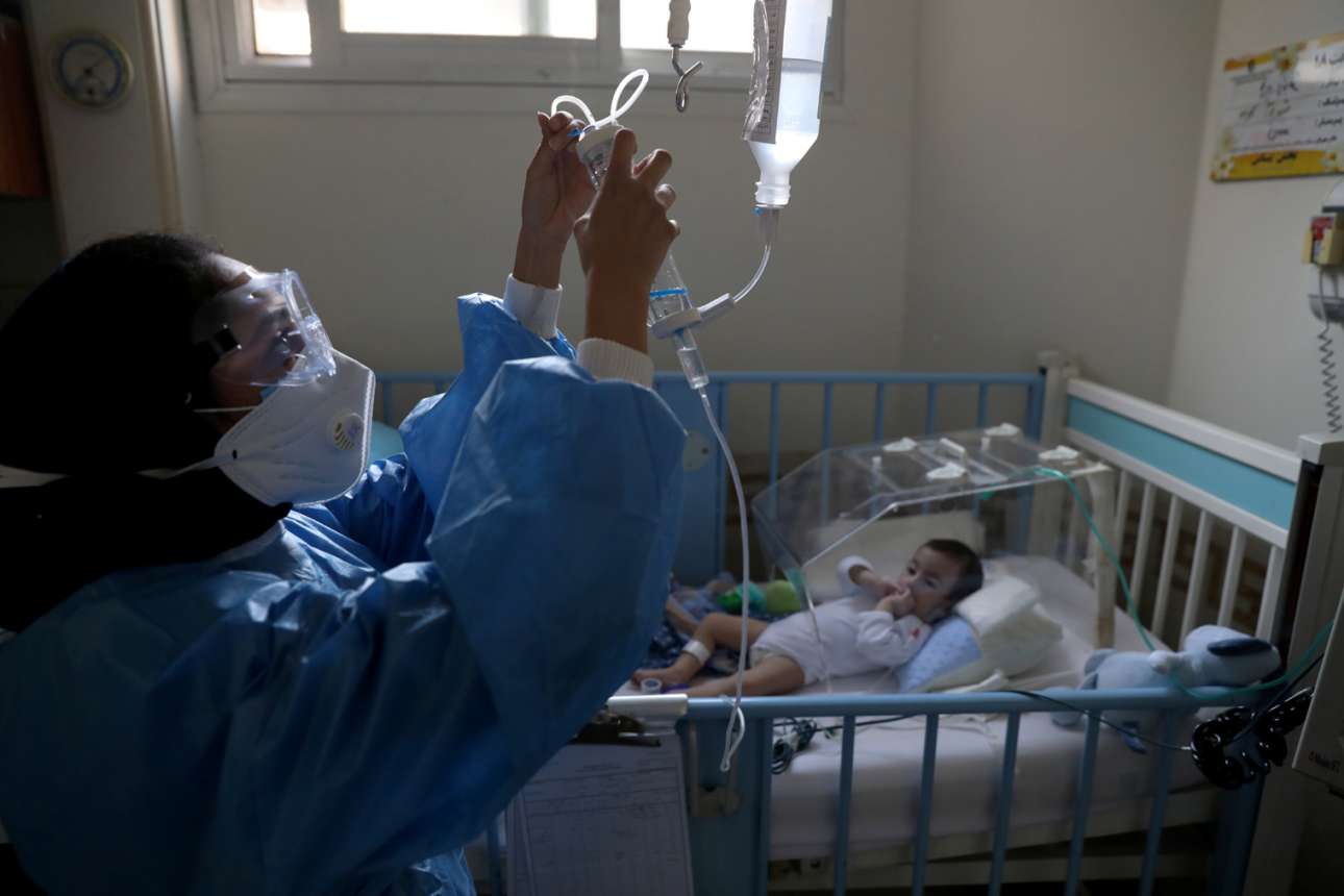 Τεχεράνη. Το βρέφος έχει προσβληθεί από κορονοϊό και η νοσοκόμα το φροντίζει έχοντας, βέβαια, πάρει τα μέτρα της