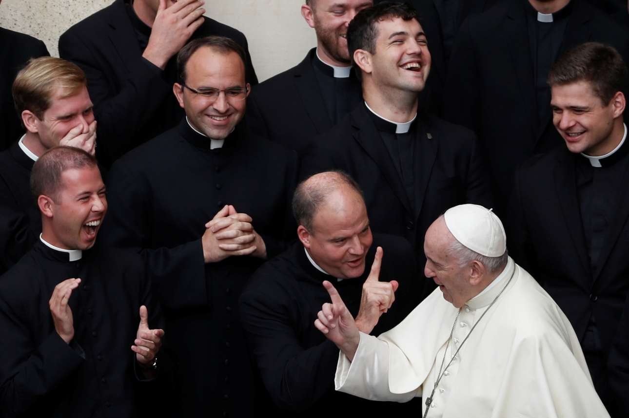 Βατικανό. Ο πάπας Φραγκίσκος υπομειδιά, χειρονομεί και διασκεδάζει νεαρούς και όλως ενθουσιώδεις ρωμαιοκαθολικούς κληρικούς 
