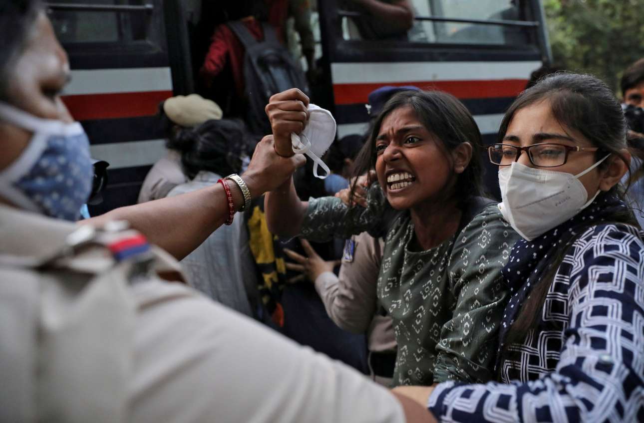 Πανεπιστήμιο Νέου Δελχί. Διαπληκτισμοί διαδηλωτριών και αστυνομικών έπειτα από τον θάνατο μίας κοπέλας που υπέστη βιασμό