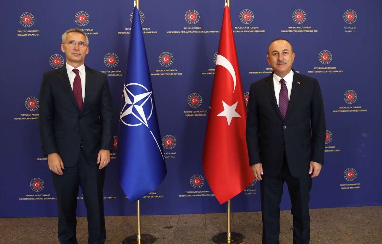 Παράπονα Τσαβούσογλου σε Στόλτενμπεργκ: «Η Ελλάδα έστειλε πολεμικά πλοία στις έρευνές μας»