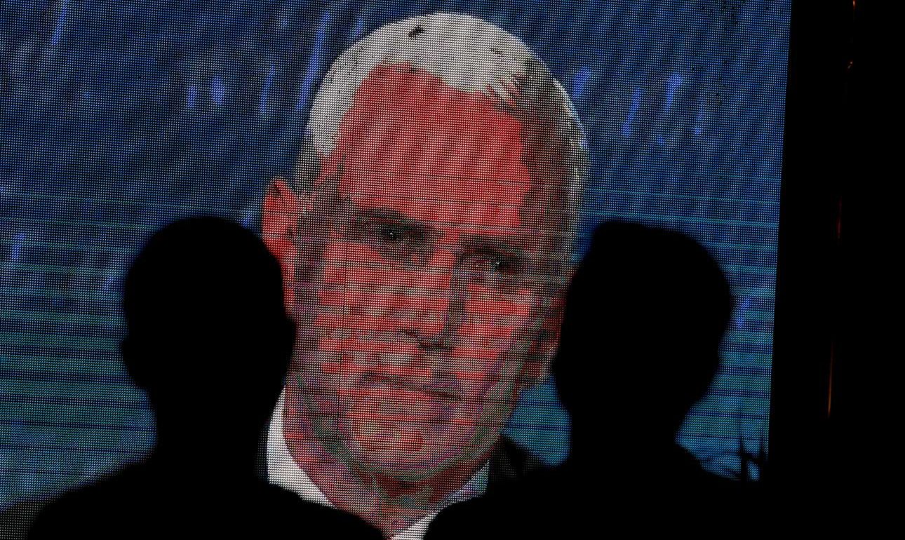 Πάρτι στο Twitter μετά το debate για τη μύγα στα μαλλιά του Πενς