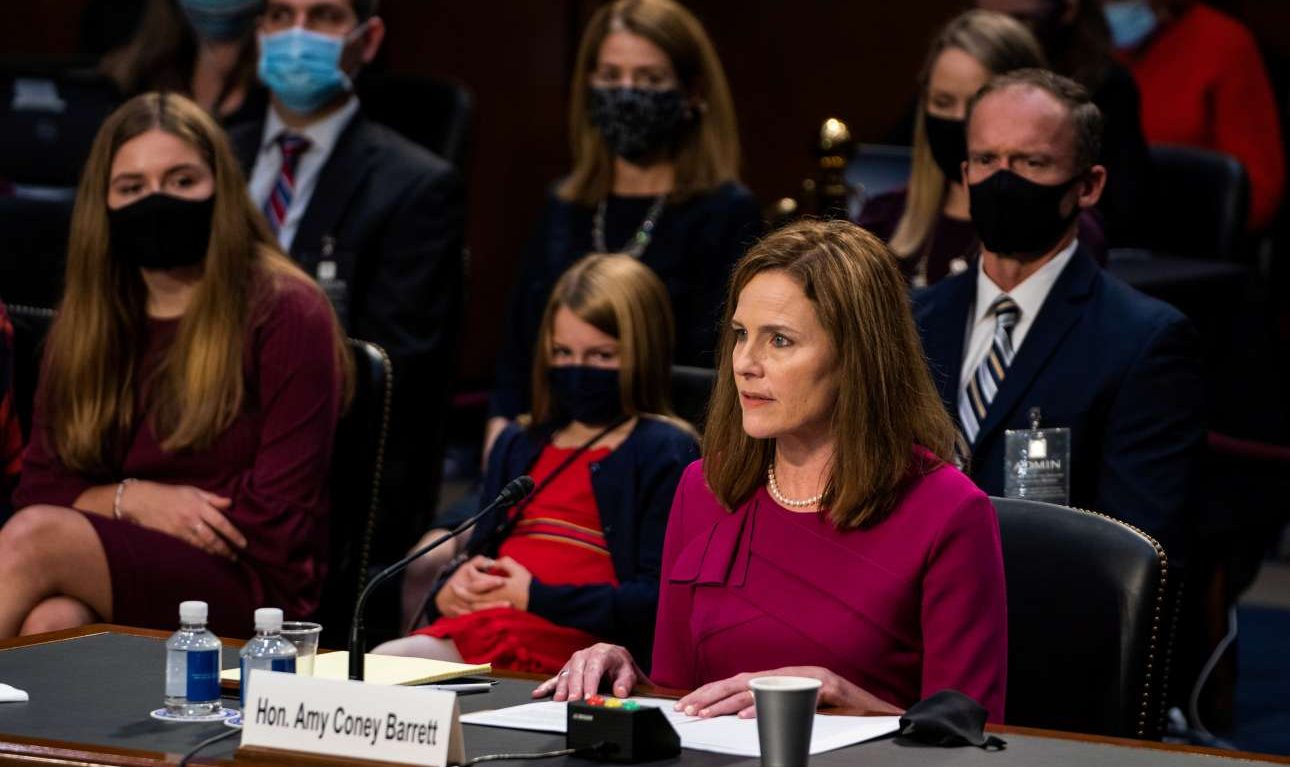 Οι Δημοκρατικοί λένε στη δικαστή Μπάρετ ότι είναι μαριονέτα του Τραμπ