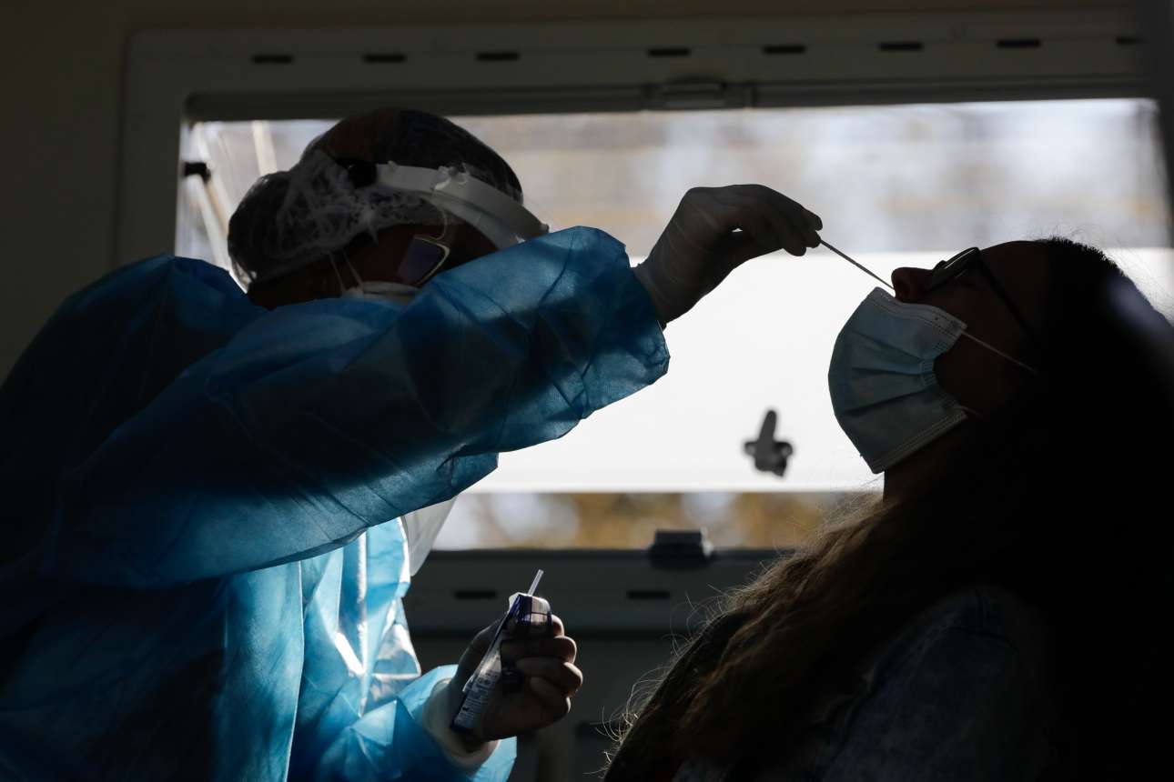 Μαύρο Σαββατόβραδο με 2.056 κρούσματα και 135 διασωληνωμένους – «κοκκίνησε» όλη η Βόρεια Ελλάδα