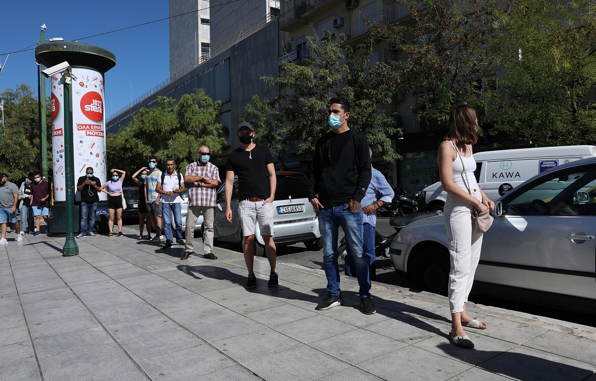 Γιατί η κυβέρνηση δεν εξετάζει lockdown α λα γαλλικά