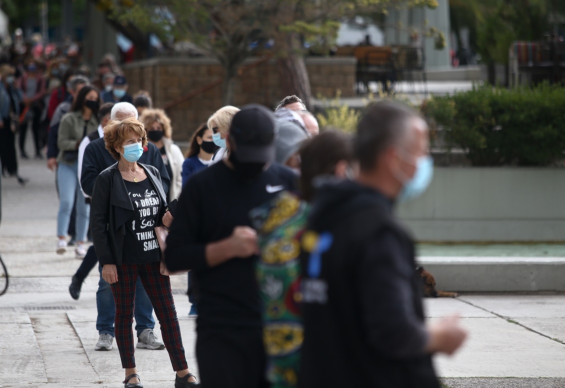 Διπλό αρνητικό ρεκόρ: 882 κρούσματα και 15 νεκροί από κορονοϊό την Πέμπτη