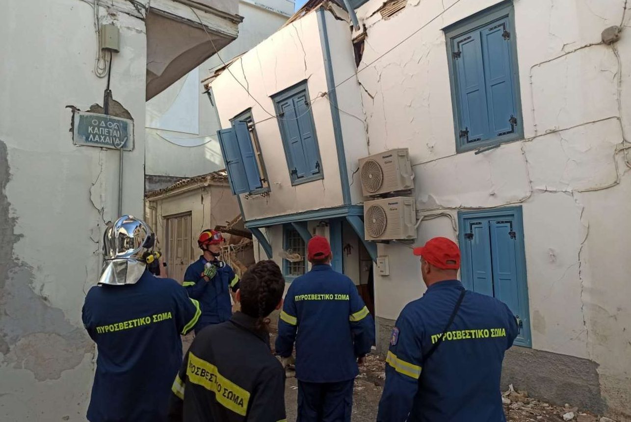 Άνδρες της Πυροσβεστικής επιθεωρούν τα κατεστραμμένα σπίτια