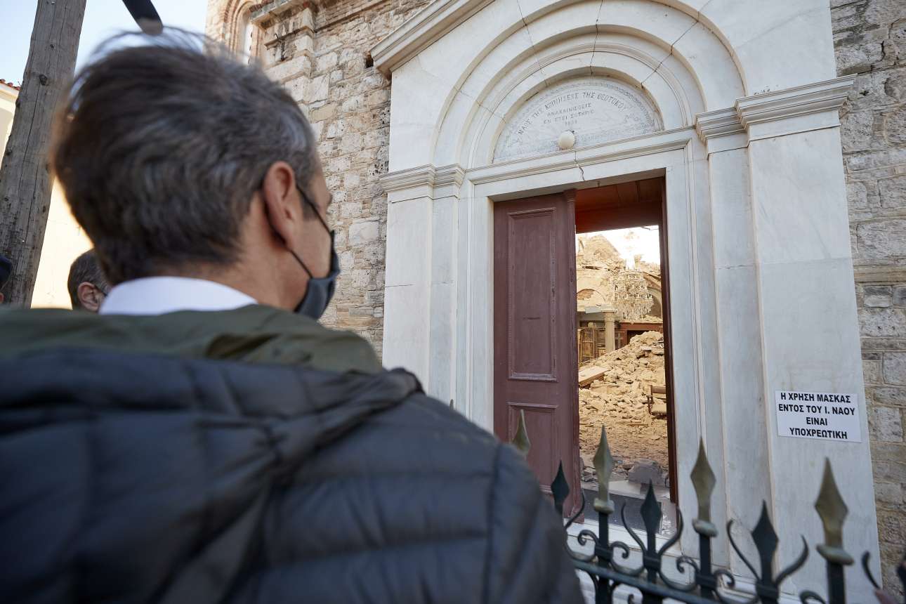 Ο Κυριάκος Μητσοτάκης στην επίσκεψή του στον ναό που καταστράφηκε στο Καρλόβασι της Σάμου