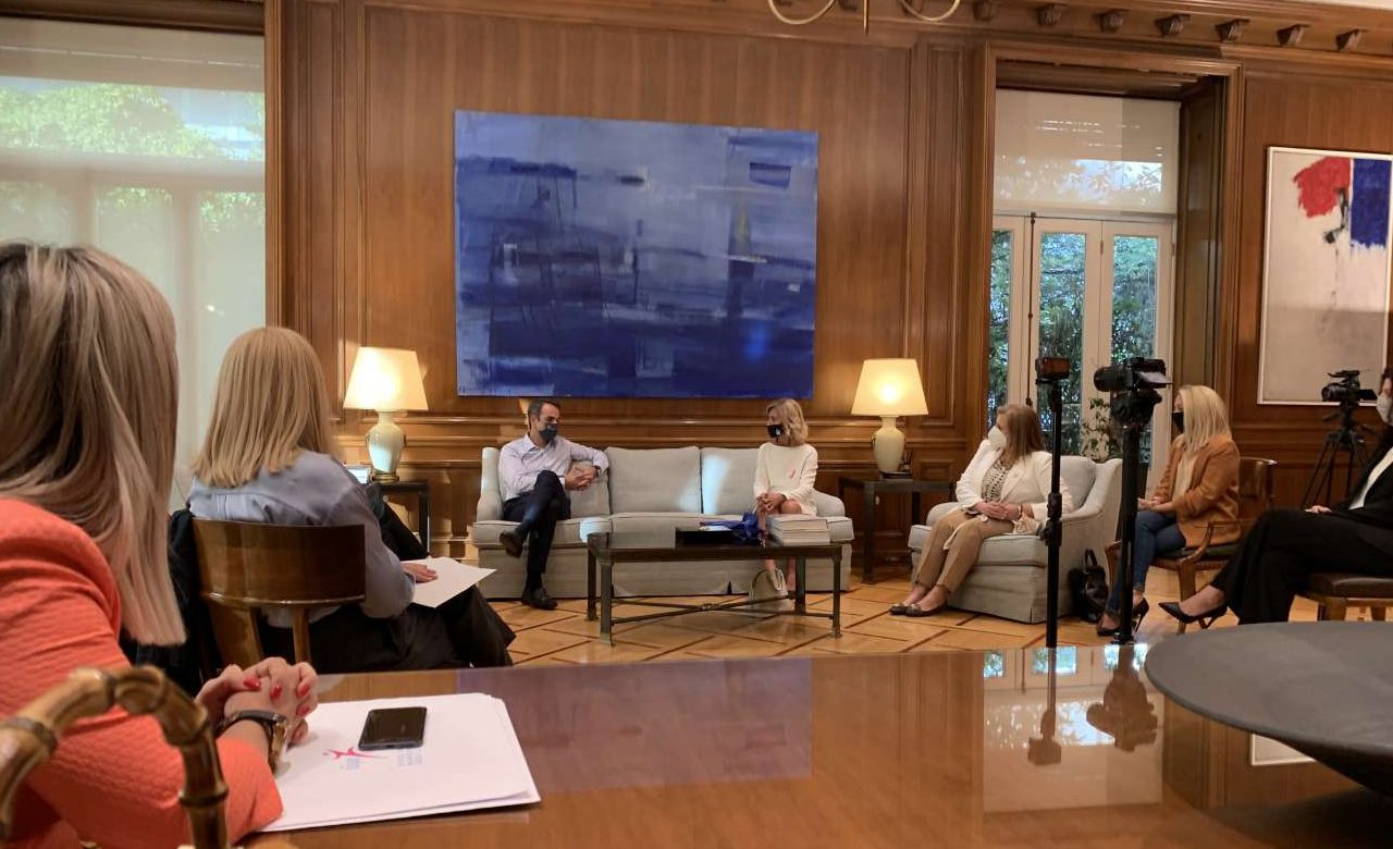 Δύο ώρες στο Μαξίμου (με τη ράτσα «γυναίκες»)