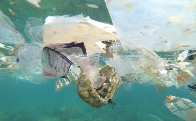Μεσόγειος εκπέμπει SOS: 229.000 τόνοι πλαστικών καταλήγουν κάθε χρόνο στη θάλασσα