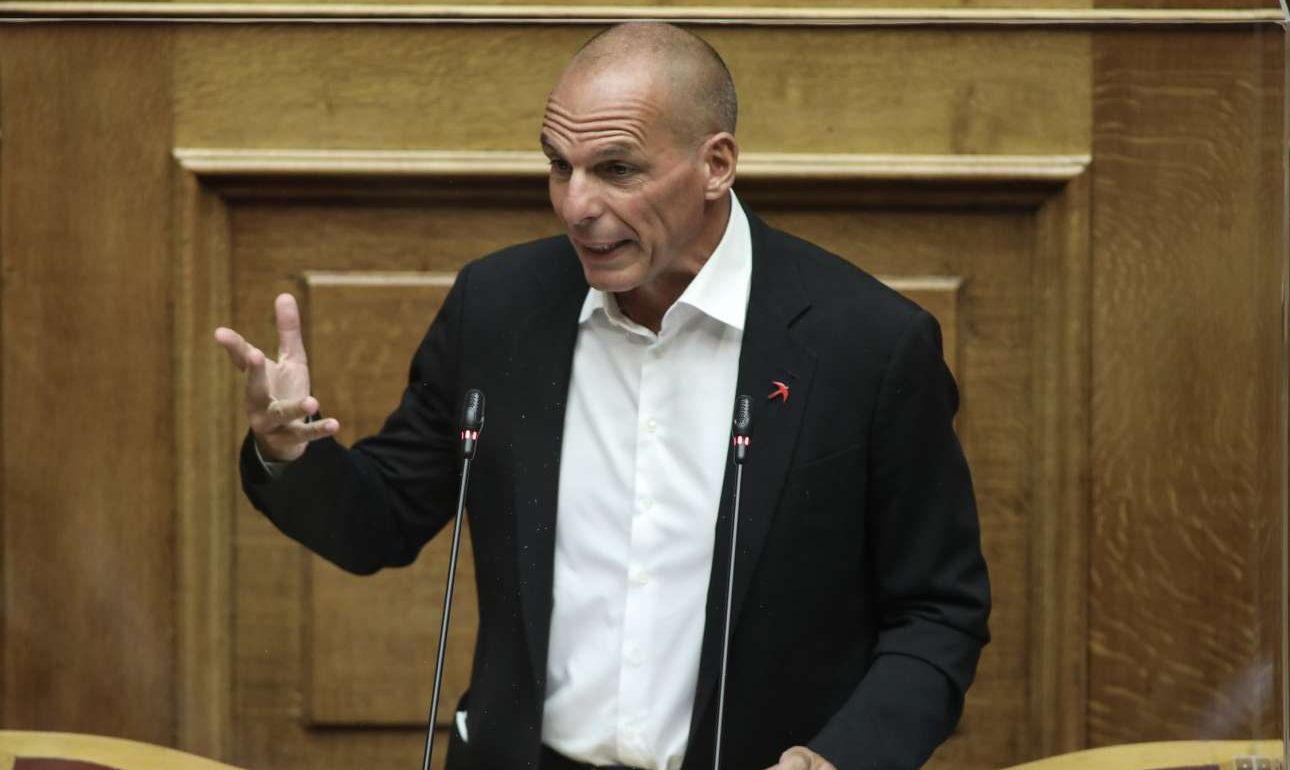 Βαρουφάκης: Καταδίκαζε τη βουλευτική ασυλία – αλλά η Βουλή τον κάλυψε για τα πηγαινέλα στην Αίγινα