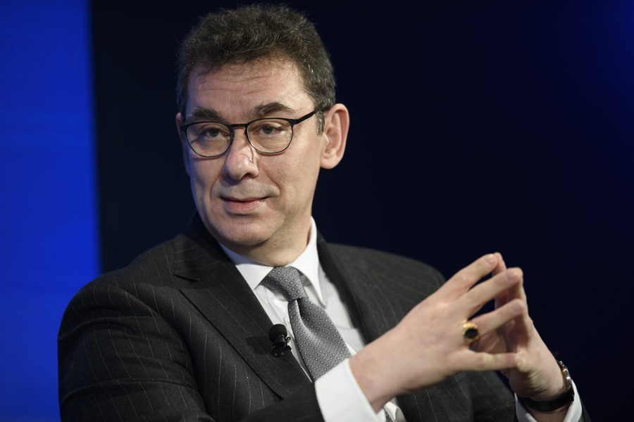 Γιατί ο Αλμπερτ Μπουρλά πούλησε τις μετοχές του στην Pfizer μετά την ανακοίνωση για το εμβόλιο