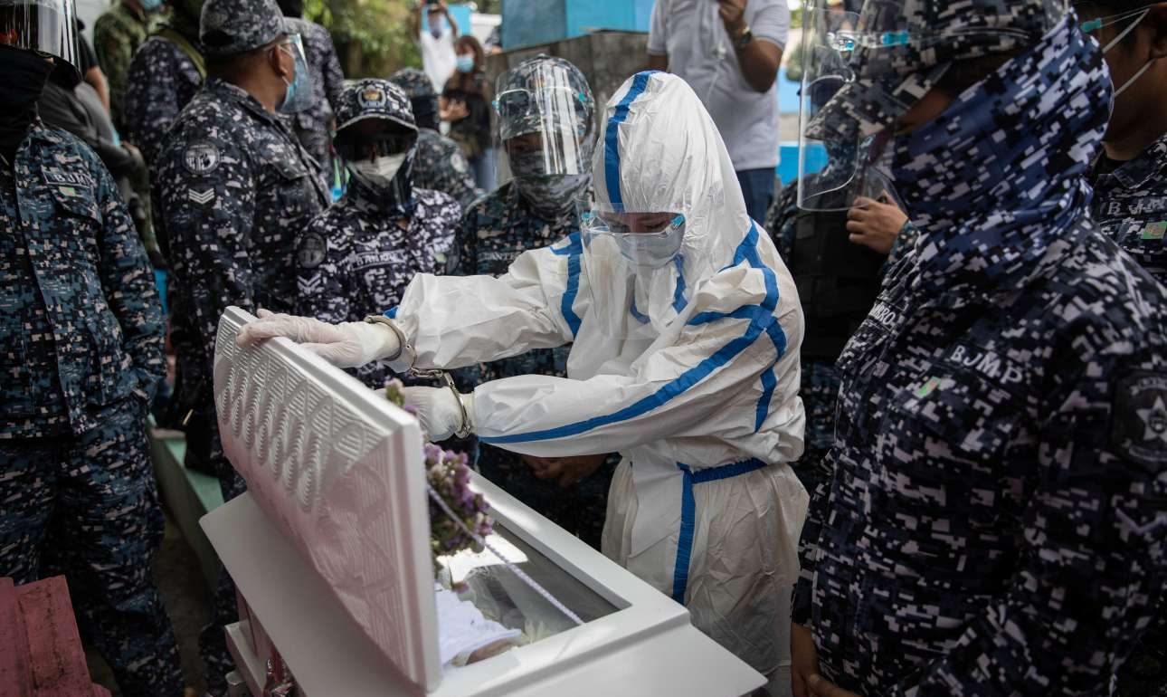 Κτηνωδία στις Φιλιππίνες: Με χειροπέδες μπροστά στο νεκρό βρέφος της