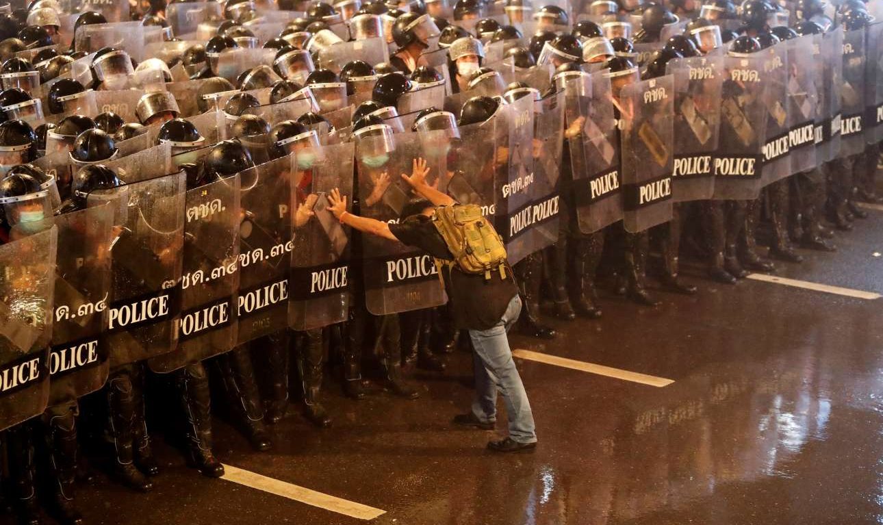 Ταϊλάνδη: Ο μοναχικός διαδηλωτής που αψήφησε τους αστυνομικούς