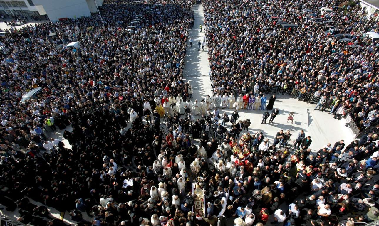 Μαυροβούνιο: Απίστευτο πλήθος χωρίς μάσκες στην κηδεία ιεράρχη που πέθανε από κορονοϊό