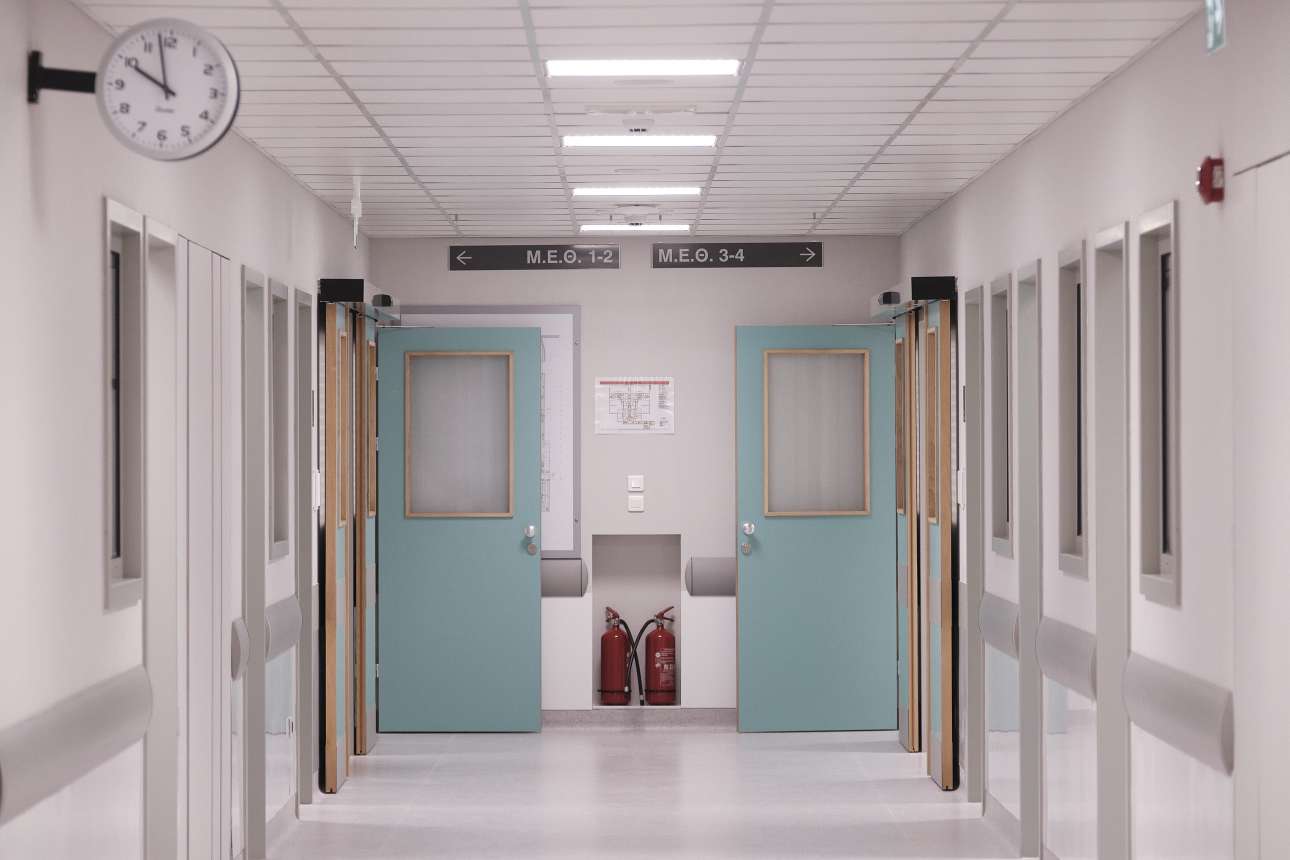 Γέμισαν τα νοσοκομεία ασθενείς με κορονοϊό – Ακόμη 300 γιατροί σε ΜΕΘ τη Δευτέρα