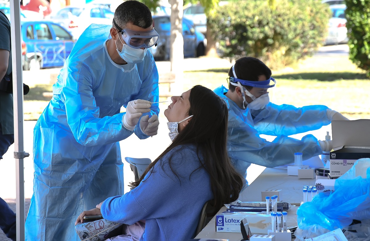 Σοκ με 29 νεκρούς και 2.917 νέα κρούσματα την Πέμπτη