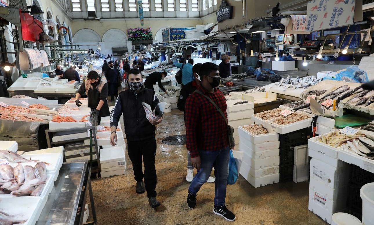 Ουρές στα μαγαζιά και μποτιλιάρισμα στους δρόμους πριν από το lockdown