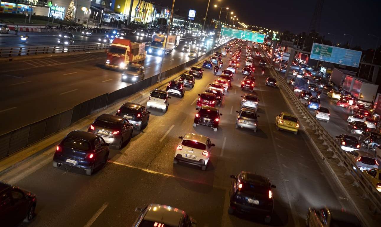 Αδειασε η Αθήνα πριν από το lockdown – Χιλιάδες πέρασαν τα διόδια