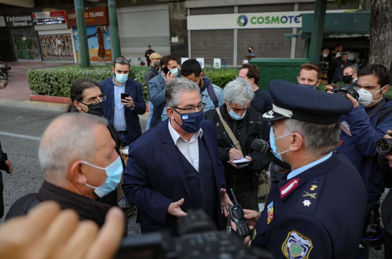 Η στιγμή που ο επικεφαλής της ΕΛ.ΑΣ. παρακαλεί τον Κουτσούμπα για τη διάλυση της διαδήλωσης