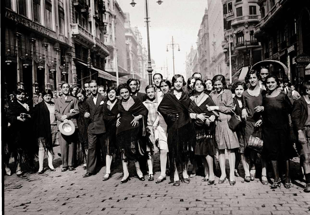 Μοδίστρες και ράφτες γιορτάζουν την Ημέρα του Αγίου Αντωνίου, στη Gran Vía, τον κεντρικό εμπορικό δρόμο, το 1933
