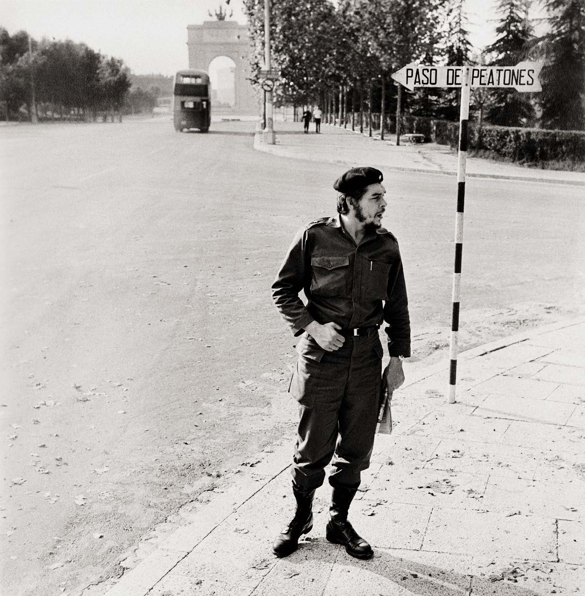Ο Τσε Γκεβάρα, ως υπουργός στο φρέσκο καθεστώς του Φιντέλ Κάστρο, στην Πανεπιστημιούπολη το 1959: o César Lucas έχει φωτογραφίσει τους πάντες, από τον Μπάστερ Κίτον μέχρι τον Σον Κόνερι και από την Μπριζίτ Μπαρντό μέχρι τον Τζον Λένον, ωστόσο αυτή φωτογραφία του Τσε - η οποία έγινε γνωστή μετά από έκθεση τη δεκαετία του 1980- παραμένει από τα πιο διάσημα έργα του