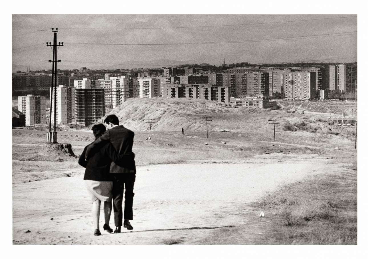 1964: ένα ζευγάρι κάνει βόλτα με φόντο τα προάστια της Μαδρίτης. Τη δεκαετία του 1960, οι επιδοτούμενες κατοικίες ξεφύτρωσαν στα περίχωρα της πόλης, όπου φωτογράφοι όπως ο Francisco Ontañón και η Joana Biarnés απαθανάτισαν τη ζωή των κατοίκων τους