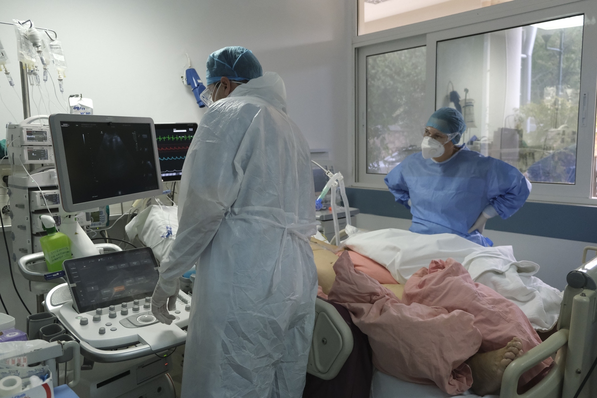 Κορονοϊός: 72 νεκροί, 519 διασωληνωμένοι και 2.581 νέα κρούσματα