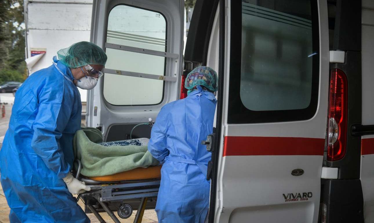 Μαύρη ημέρα με 34 θανάτους από κορονοϊό και 2.556 νέα κρούσματα