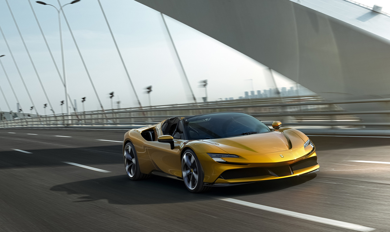 Και κάπως έτσι φτάσαμε στους 1.000 ίππους – με τη νέα Ferrari SF90 Spider