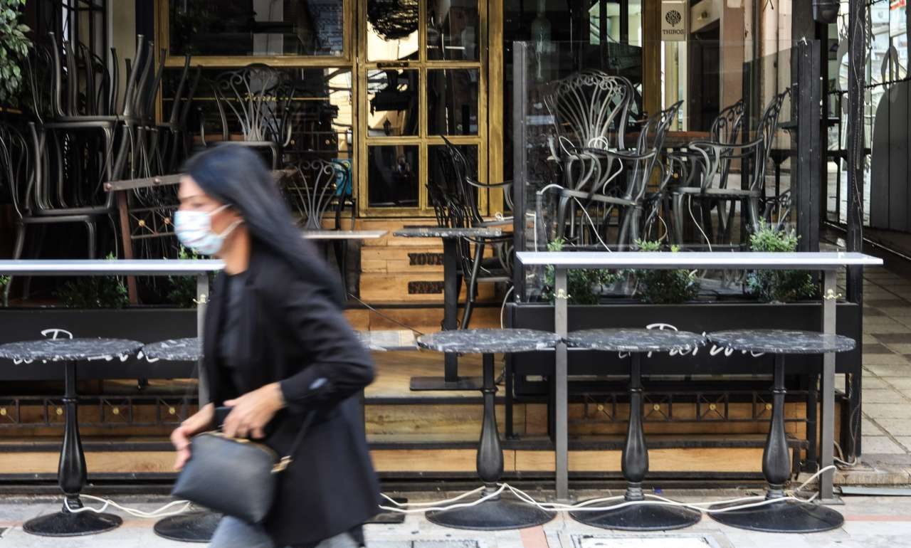 Το σχέδιο της κυβέρνησης: Πρώτα ανοίγουν τα σχολεία στις 30 Νοεμβρίου, μετά τα εμπορικά, τελευταία η εστίαση