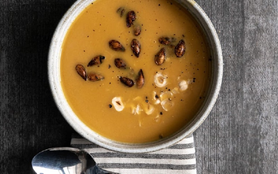 Κολοκυθόσουπα με πράσο και καβουρδισμένο φουντούκι