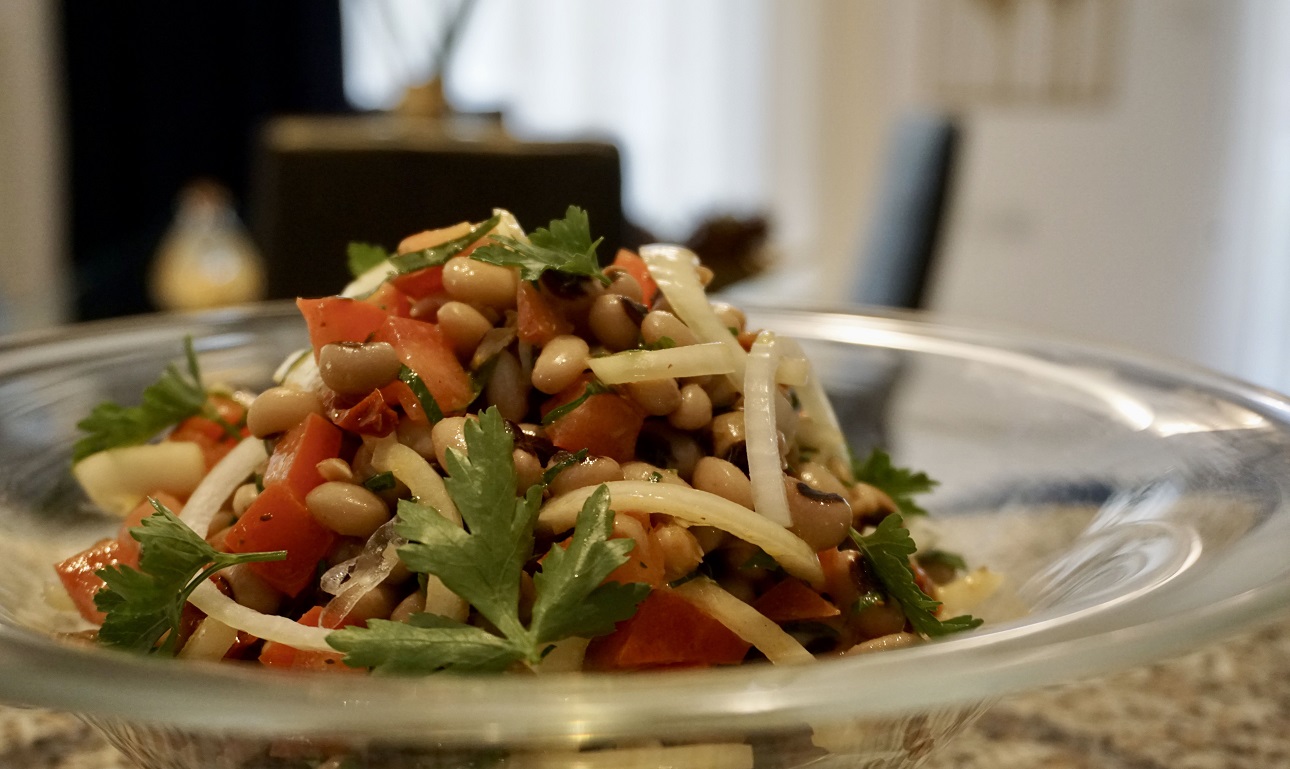 Σαλάτα με μαυρομάτικα φασόλια, λιαστή ντομάτα και κάπαρη